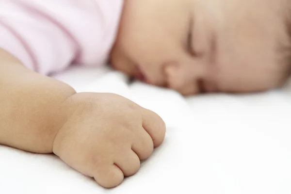 Uyuyan kız bebek evde — Stok fotoğraf