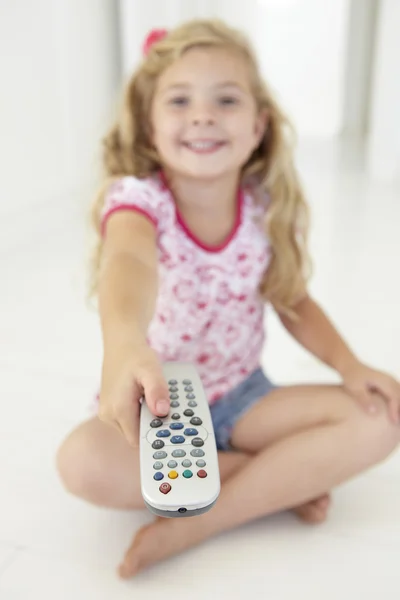 Meisje houdt van de afstandsbediening van de televisie — Stockfoto
