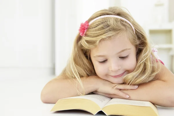 Dívka čtení knih v ložnici — Stock fotografie
