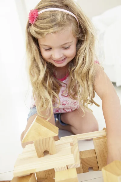 Giovane ragazza che gioca con blocchi di costruzione — Foto Stock