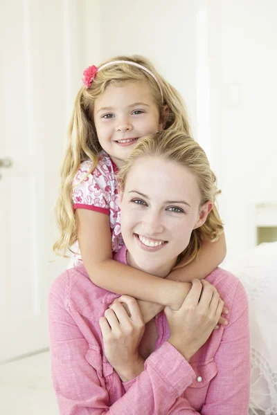 Mãe e filha tendo abraço juntos — Fotografia de Stock