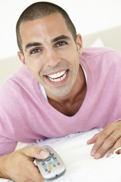 Junger Mann entspannt sich im Bett — Stockfoto