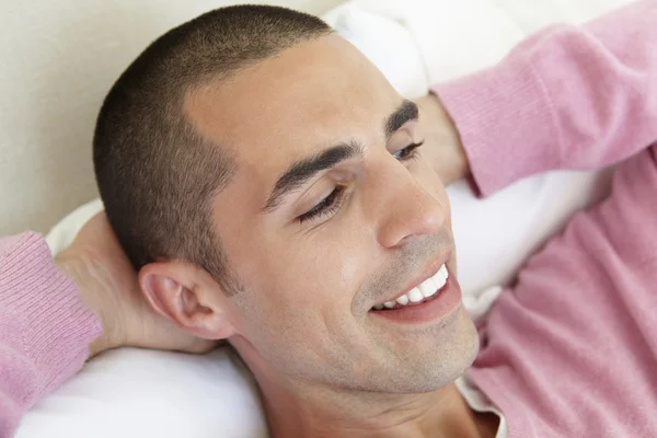 Junger Mann entspannt sich im Bett — Stockfoto