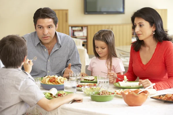 Joven familia disfrutando de la comida — Foto de Stock