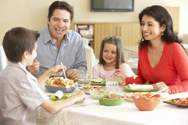 Joven familia disfrutando de la comida — Foto de Stock