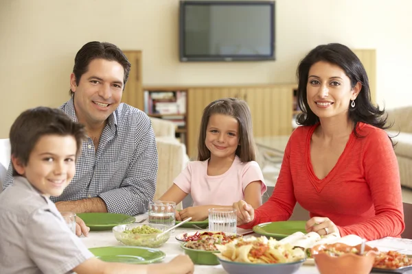 Ung familj njuter av måltid — Stockfoto