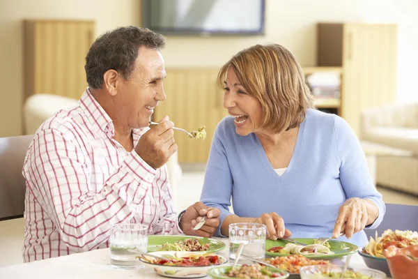 Couple de personnes âgées appréciant les repas à la maison — Photo