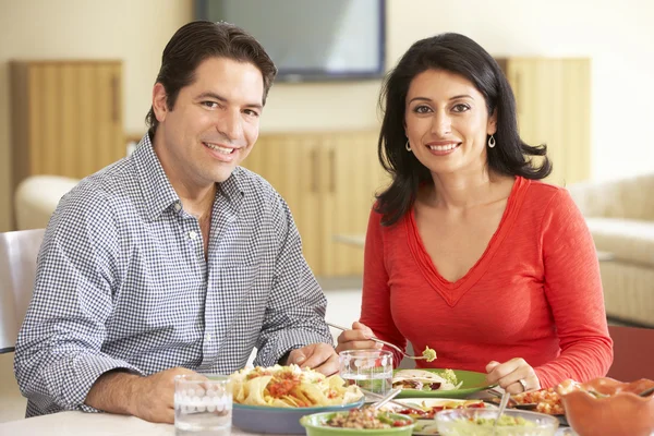 Junges Paar genießt Essen — Stockfoto