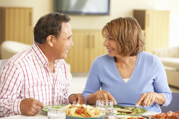 Couple de personnes âgées appréciant les repas à la maison — Photo