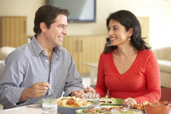 Jovem casal desfrutando de refeição — Fotografia de Stock