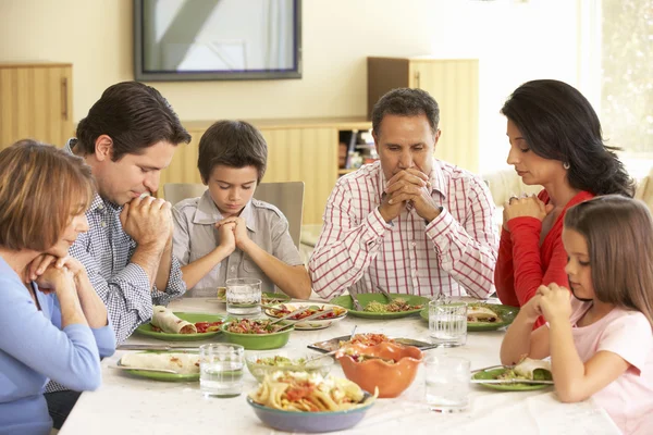 Семья, произносящая молитву перед едой — стоковое фото