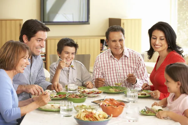 Familia extendida disfrutando de la comida — Foto de Stock