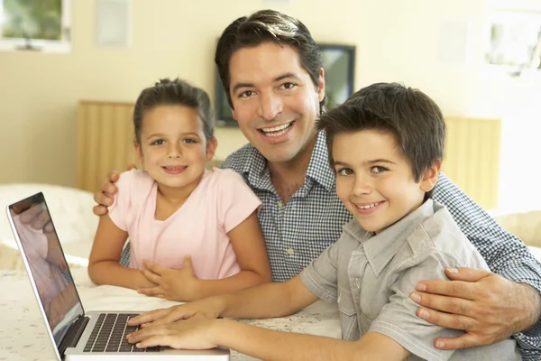 Ο πατέρας και τα παιδιά που χρησιμοποιούν υπολογιστή στο σπίτι — Φωτογραφία Αρχείου