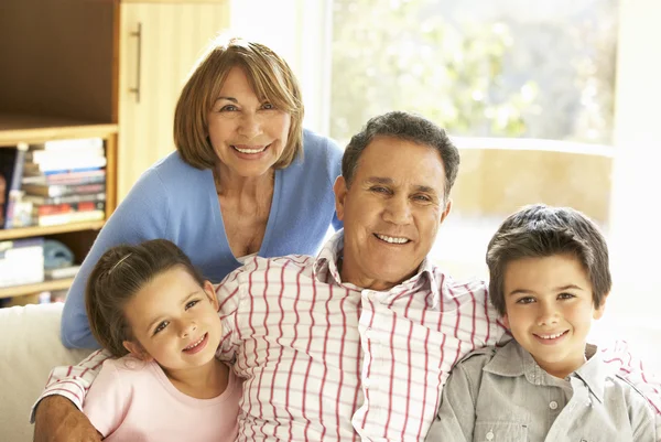 Abuelos con nietos Relajarse en el sofá — Foto de Stock