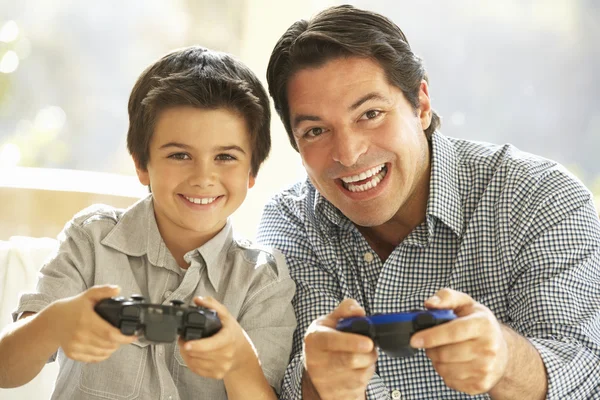 Pai e filho jogando videogame — Fotografia de Stock