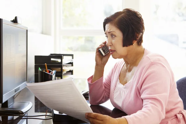 Oudere vrouw die thuis werkt — Stockfoto