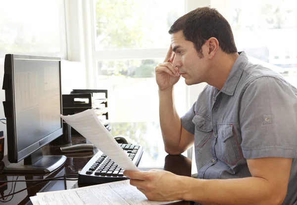 Uomo che lavora in ufficio — Foto Stock