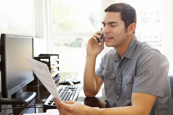 Uomo che lavora in ufficio — Foto Stock