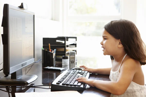 어린 소녀가 집에서 컴퓨터를 사용하는 모습 — 스톡 사진