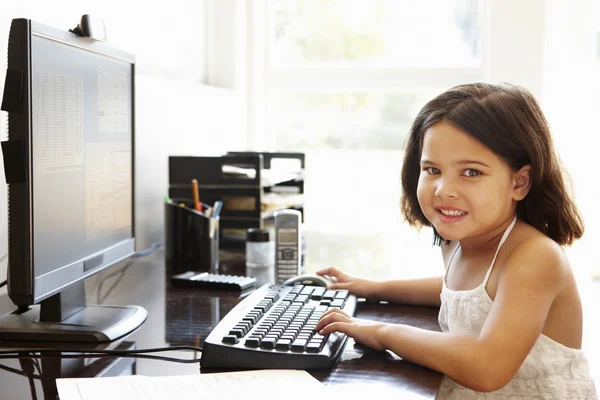 Menina usando o computador em casa — Fotografia de Stock