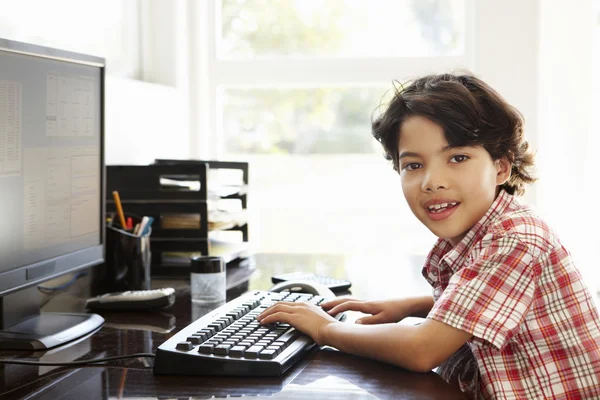 Niño usando la computadora en casa — Foto de Stock