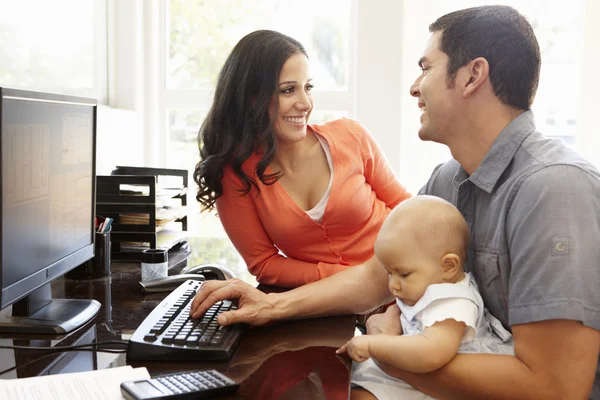 Couple et bébé au bureau à domicile — Photo