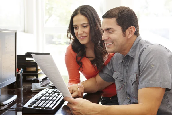 Pareja trabajando en casa — Foto de Stock