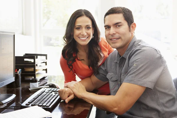 Pareja trabajando en casa — Foto de Stock