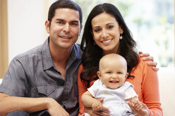 Echtpaar met baby thuis — Stockfoto