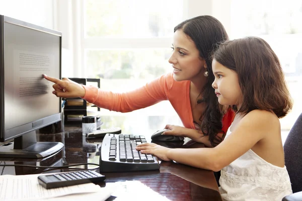 Mutter und Tochter benutzen Computer — Stockfoto