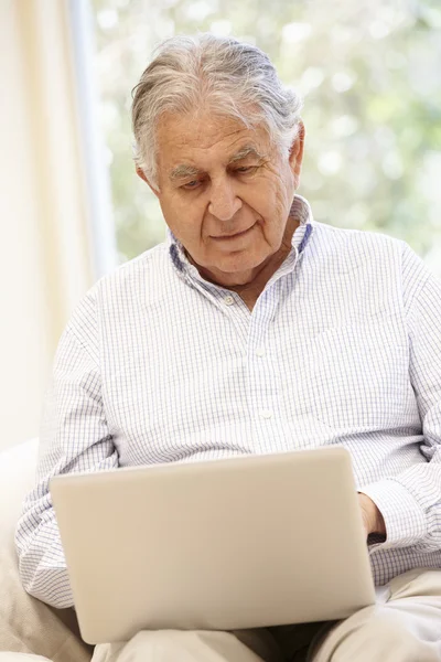 Starší muž pomocí přenosného počítače — Stock fotografie