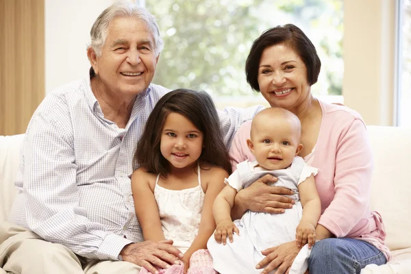 Nonni con nipoti a casa — Foto Stock