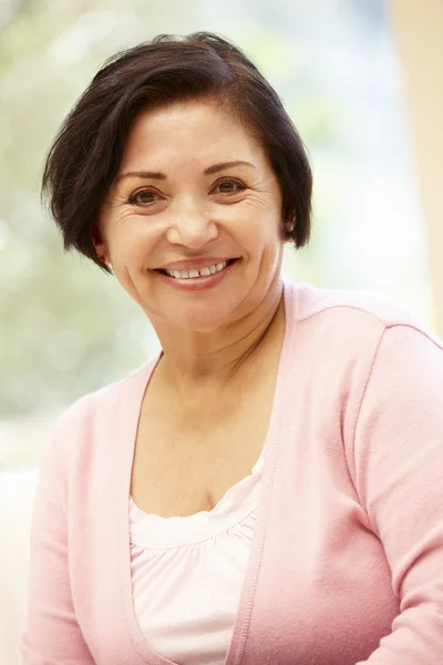 Donna anziana sorridente alla macchina fotografica — Foto Stock