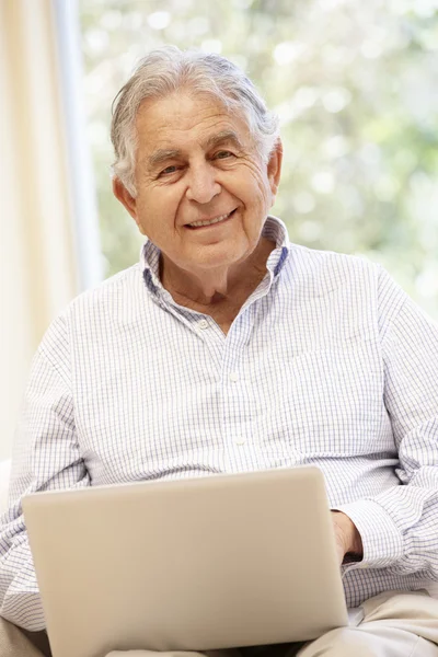 Uomo anziano utilizzando il computer portatile — Foto Stock