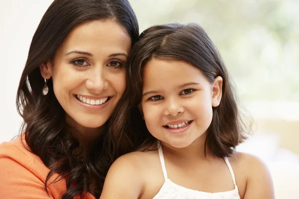 Mère et fille souriant à la caméra — Photo