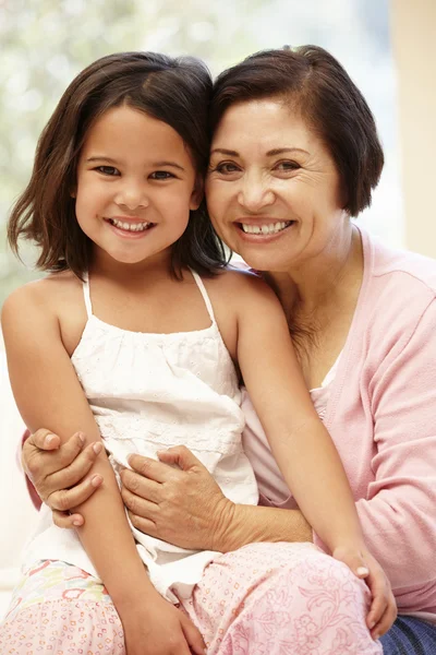 Grandmother and granddaughter smiling to camera — Stock fotografie