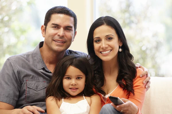 Famille regardant la télévision — Photo