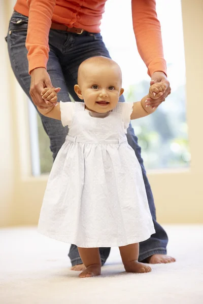 Moeder en baby thuis — Stockfoto