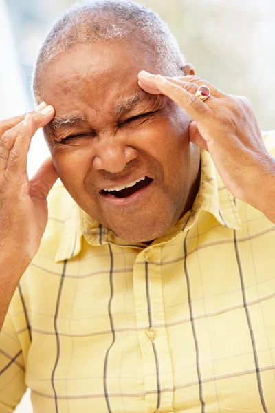 Uomo anziano che soffre di mal di testa — Foto Stock