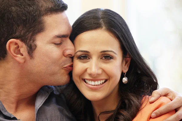 Casal feliz relaxante em casa — Fotografia de Stock