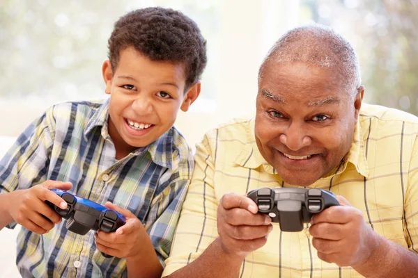 Büyükbaba ve torun bilgisayar oyunu oynuyorlar — Stok fotoğraf