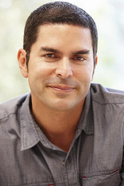 Hispanic man looking at camera — Stock Photo, Image