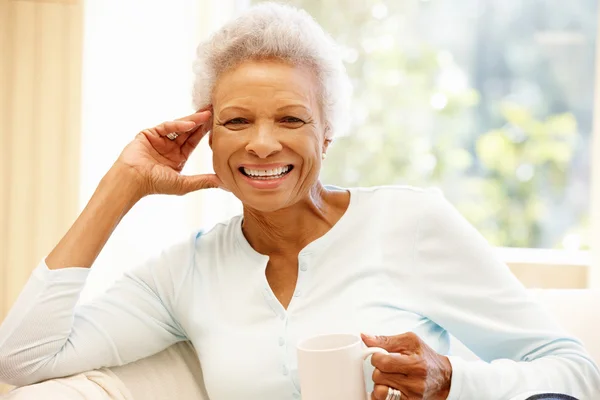 Femme âgée se détendre avec une tasse de café — Photo