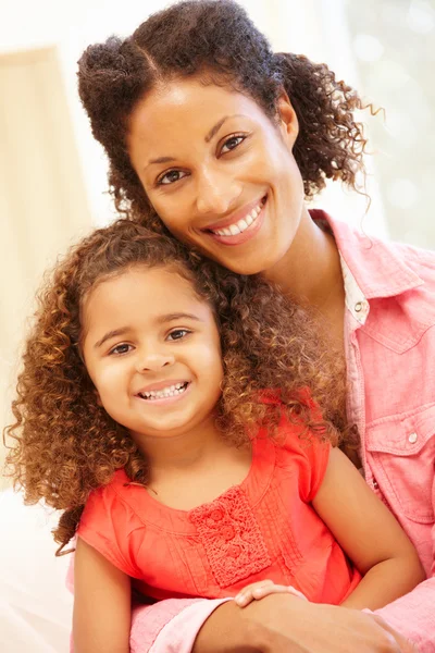 Mulher e filha felizes em casa — Fotografia de Stock