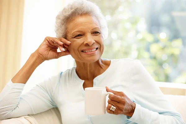 Mujer mayor relajándose con una taza de café — Foto de Stock