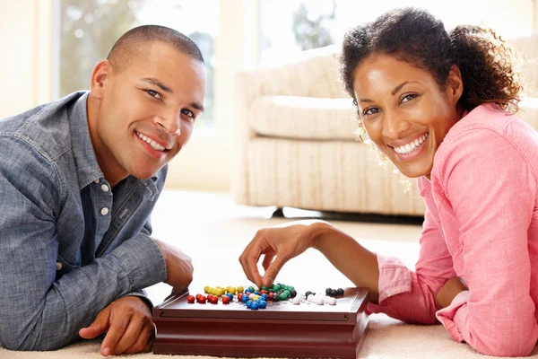 Casal feliz jogando paciência — Fotografia de Stock