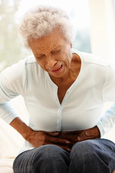 Mujer mayor con dolor de estómago —  Fotos de Stock