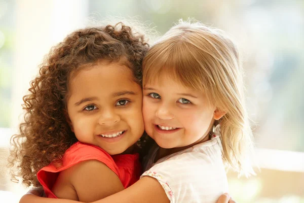 Zwei kleine Mädchen, die sich umarmen — Stockfoto