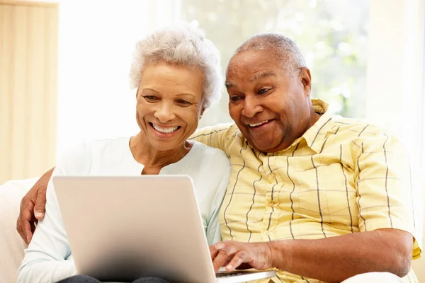 Oudere echtpaar met laptop — Stockfoto