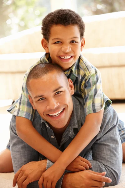 Vater und Sohn zu Hause — Stockfoto